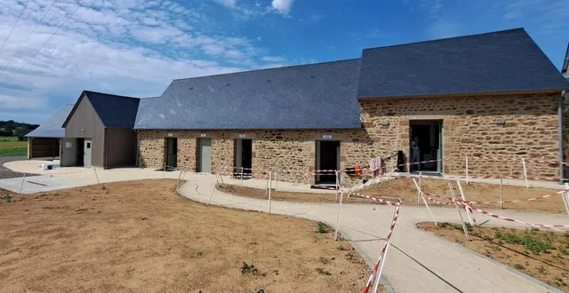 photo  le nouveau bâtiment de la base de loisirs est ouvert depuis le 1er juin.  &copy;  ouest-france 
