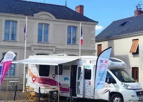 photo  le bus itinérant lors d’une permanence juste avant le vol.  &copy;  ouest-france 