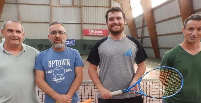 photo  de gauche à droite : franck abelard, les finalistes richard pioger et corentin thierry, le président jérome huet.  &copy;  co 