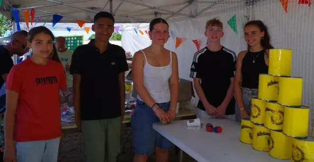 photo  une partie des bénéfices du chamboule-tout financera le séjour des ados.  &copy;  le maine libre 