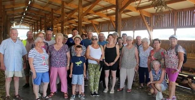 photo  une vingtaine de seniors ont découvert l’élevage de chèvres de mathilde radepont (au centre en noir).  &copy;  le maine libre 