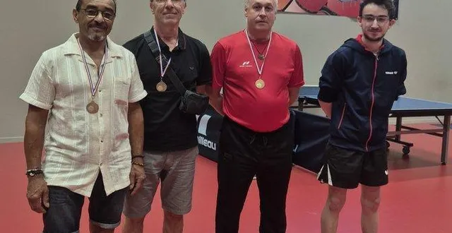 photo  le président a profité de l’assemblée pour remettre une médaille aux champions vétérans gilles, christophe et olivier.  &copy;  mcstt 