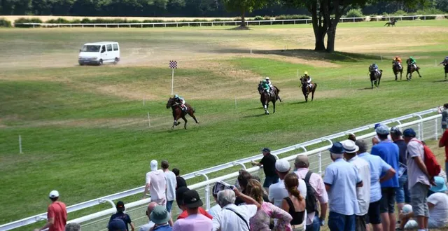 photo  l’excitation sur le bord de la piste était palpable.  &copy;  le maine libre 
