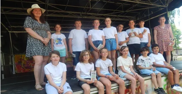 photo  les élèves de cm2 après leur prestation sur le podium.  &copy;  le maine libre 