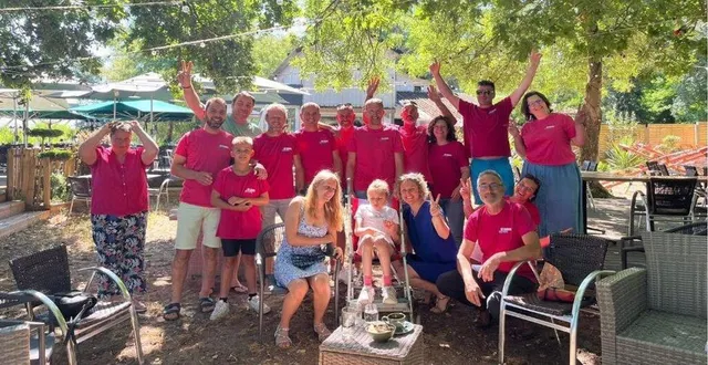 photo  après le succès de la journée du 9 juin dédiée cette année à meylie, petite fille de dix ans atteinte de cardiopathie congénitale, les randos de st-math lui ont remis, samedi 28 juin, un chèque de 3 200 €. cette somme a permis l’acquisition d’une goélette adaptée à la randonnée. elle permettra à meylie d’effectuer de belles balades en famille ou entre amis avec plus de confort et de sérénité. xavier saul, président de l’association, remercie tous les participants et donne rendez-vous pour la prochaine édition le 24 mai 2026. photo : au premier plan meylie, émilie sa maman, mila sa sœur et xavier saul. au deuxième plan, l’équipe des randos de st-math.  &copy;  co 