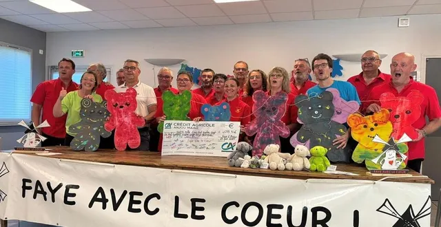 photo  les chemisettes rouges, avec le maire dominique normandin, ont remis le chèque aux petits doudous d’anjou.  &copy;  co 