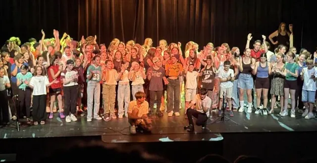 photo  les élèves ravis d’avoir effectué leur représentation devant le nombreux public.  &copy;  co 