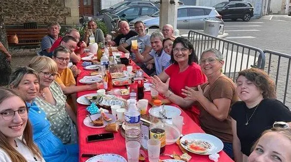 photo  une joyeuse tablée du dîner de rue de l’an dernier.  &copy;  ouest-france 