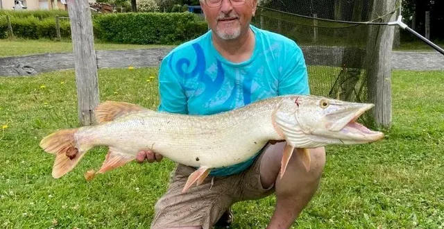 photo  alain dubuisson avec sa prise extraordinaire.  &copy;  le maine libre 