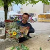 photo  nicolas guellec à la confection de bouquets au marché de sées (orne). 