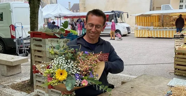 photo  nicolas guellec à la confection de bouquets au marché de sées (orne).  &copy;  ouest-france 