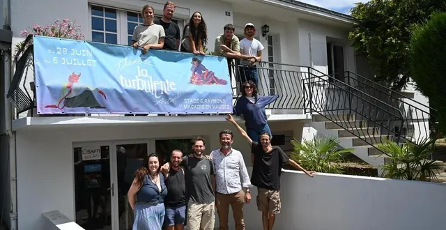 photo  comédiens et techniciens de la cinquième édition de la turbulente ont pris leurs quartiers chez fabien seguin.  &copy;  ouest-france 