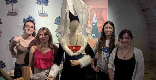 photo  jade dos santos, alwena besson, inès bret et kahina baron-guillet, du lycée de la mode de cholet, devant l’une de leurs réalisations  &copy;  ouest-france 