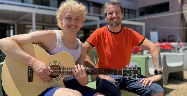 photo  neven et nicolas fouillé, l’animateur qui l’a initié à la guitare.  &copy;  le maine libre 