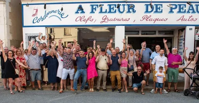 photo  les commerçants étaient nombreux à venir célébrer la retraite de franck collet (en bleu au centre).  &copy;  le maine libre 