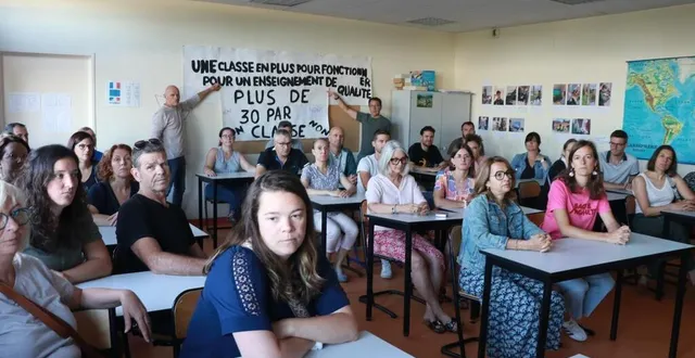 photo  trente-deux professeurs du collège georges-gironde se sont réunis vendredi 4 juillet dans une classe de l'établissement pour mettre en avant la complexité de la situation qui les attend à la rentrée prochaine dans l'état actuel des choses.  &copy;  ouest-france 