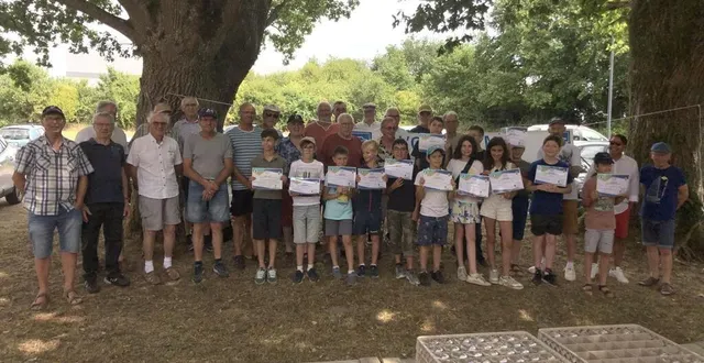 photo  les bénévoles de l’association l’outil en main et leurs élèves de l’année 2024-2025 réunis à la ferme de l’épine à rouillon.  &copy;  le maine libre 