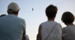 Info insolite  ce vendredi 4 juillet, le public, massé sur le pont dumnacus, fermé à la circulation, au port des noues, au port du grand-large, et même depuis la plage en bord de loire, n’a pas loupé une miette de la performance de nathan paulin, à 50 mètres sur un fil, au-dessus de la loire aux ponts-de-cé. une sacrée prouesse ! 