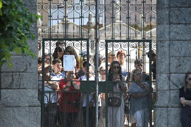De nombreux passants se sont réunis au portail de l’église mère de Gondomar, près de Porto. MIGUEL RIOPA / AFP photo de nombreux passants se sont réunis au portail de l’église mère de gondomar, près de porto. © miguel riopa / afp
