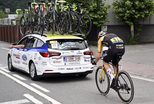L’abri prolongé derrière une voiture, ici il s’agit du Belge Wout Van Aert sur le Tour de France 2023, est interdit par le règlement de l’Union cycliste internationale. Un avertissement est donné au coureur avant la sanction. Dirk Waem, Belga via AFP photo l’abri prolongé derrière une voiture, ici il s’agit du belge wout van aert sur le tour de france 2023, est interdit par le règlement de l’union cycliste internationale. un avertissement est donné au coureur avant la sanction. © dirk waem, belga via afp