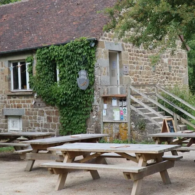 photo la maison de la rivière et du paysage se trouve au bord de la rouvre.  ©  ouest-france