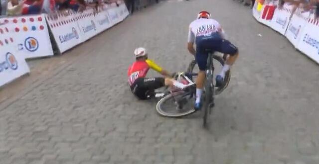 photo benjamin thomas a perdu le contrôle de son vélo, emmenant matteo vercher dans sa roue. © capture d’écran france télévision