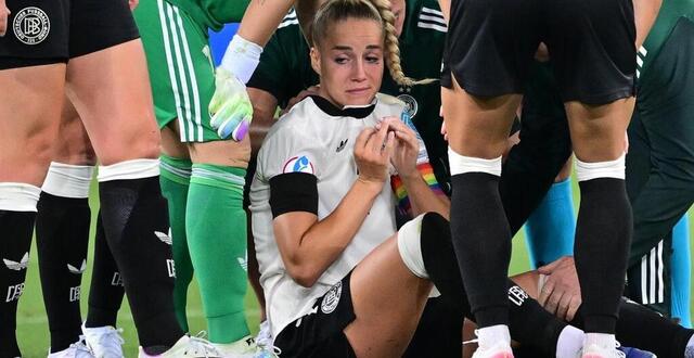 photo giulia gwinn après sa blessure au genou contractée face à la pologne. © sebastian gollnow / afp