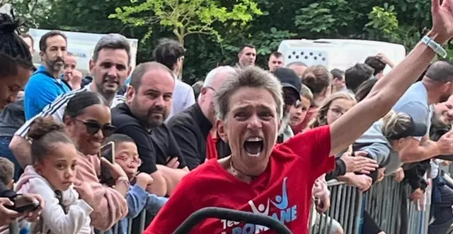 photo  à la grammoirienne, le 7 juin dernier, catherine thomas-pesqueux a poussé la jeune romane sur 10 km. la joie partagée des deux femmes à l’arrivée.  &copy;  document remis 