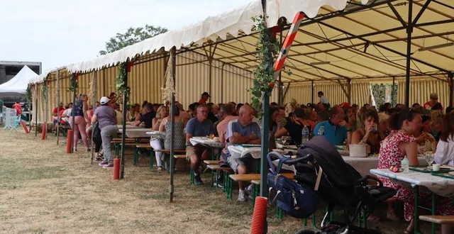 photo  800 repas ont été servis à l’occasion du centenaire du comice agricole d’auvers-le-hamon.  &copy;  ouest-france 