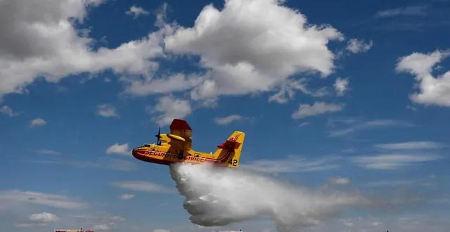photo  quatre canadair ont été déployés pour éteindre l’incendie dans l’hérault, ce samedi 5 juillet 2025.  &copy;  christophe simon / afp 