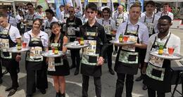 Info insolite  la course des serveuses et garçons de café a réuni 41 participants venus s’affronter depuis la place du ralliement à angers, ce samedi 5 juillet. 