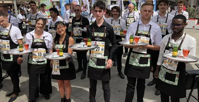 photo  la course des serveuses et garçons de café a réuni 41 participants venus s’affronter depuis la place du ralliement à angers, ce samedi 5 juillet.  &copy;  co – emmanuel poupard 