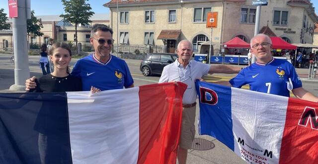 photo ella, marc, maurice et jean-georges, des supporters venus d’alsace pour encourager les bleues à zurich, lors de leur entrée en lice dans l’euro 2025. © ouest-france