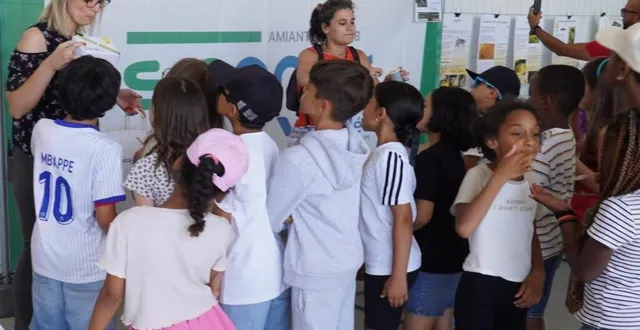photo  découverte de la fabrication du miel pour ces élèves de l’école pasteur  &copy;  le maine libre 