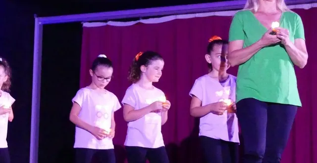 photo  sandrine barraux guidant ses élèves.  &copy;  le maine libre 