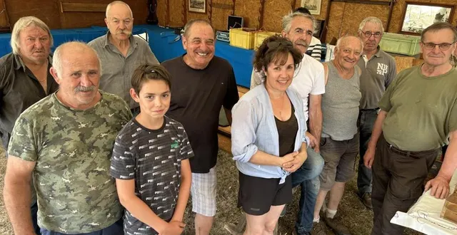 photo  quelques bénévoles sur l’un des stands.  &copy;  le maine libre 