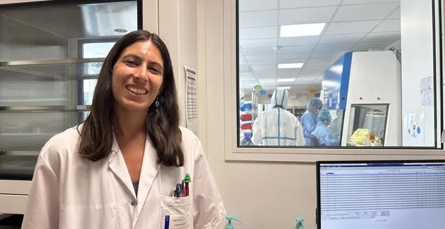 photo  delphine bolle, pharmacienne gérante, œuvre au css à la préparation des poches chimiothérapiques.  &copy;  le maine libre 