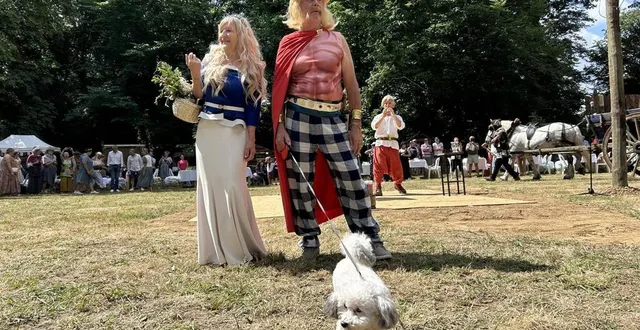 photo  sylvie delahaye et pascal boucontet, alias pascalix et sylvila, le 15 juin 2025 lors de leur mariage à juigné.  &copy;  le maine libre 