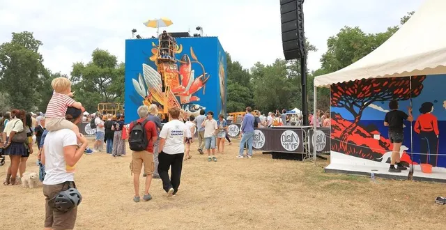 photo  au festival plein champ du mans, on assiste à une explosion de couleur, où toutes les techniques de fresques se rencontrent. comme avec stom500, sur le grand cube, hissé par une nacelle. ou avec céleste, de marseille (à droite), qui œuvre au pinceau…  &copy;  ouest-france 