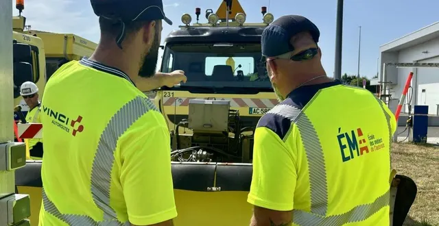 photo  à saint-jean-de-linières, près d’angers (maine-et-loire), les patrouilleurs autoroutiers se forment à la viabilité hivernale.  &copy;  ouest-france 