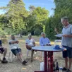 photo christophe touchet dresse le bilan des festivités du 15 juin 2025 devant une quinzaine de bénévoles, dans le parc du château de juigné.