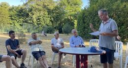 Info insolite  christophe touchet dresse le bilan des festivités du 15 juin 2025 devant une quinzaine de bénévoles, dans le parc du château de juigné. 