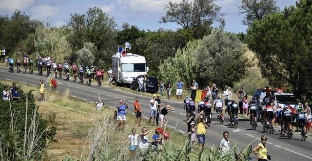photo les commissaires peuvent décider de réaliser des barrages une fois que le peloton est scindé en deux ou lorsqu’un groupe de coureurs est lâché. © jeff pachoud, afp