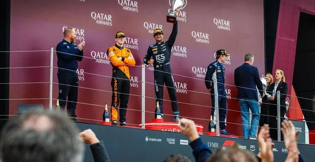 photo  ici au centre, l'américain jak crawford (dams) a signé sa troisième victoire en course principale, à silverstone (grande-bretagne).  &copy;  dams 