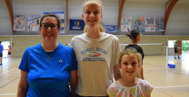 photo  dans son sillage, margaux gérouard a entraîné sa maman, marina et sa petite sœur agathe, 10 ans. toutes trois tapent le volant de badminton à saint-hilaire-du-harcouët (manche).  &copy;  ouest-france 