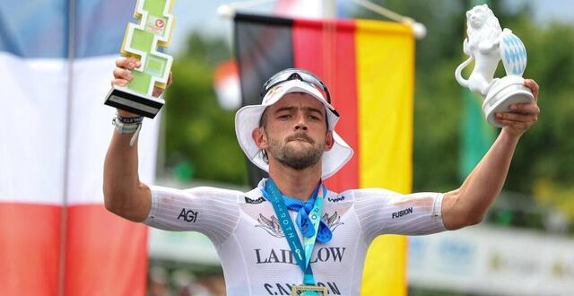 photo sam laidlow après sa victoire au triathlon longue distance datev challenge roth. © daniel karmann / afp