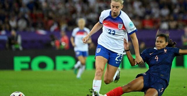 photo alice sombath se jette pour défendre face à alessia russo, ce samedi 5 juillet à zurich, lors de france - angleterre (2-1). © miguel medina, afp