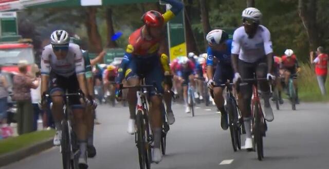 photo jonathan milan (bras levé) en colère contre biniam girmay (maillot blanc) lors d’un sprint intermédiaire de la deuxième étape du tour de france 2025. © capture d’écran france tv