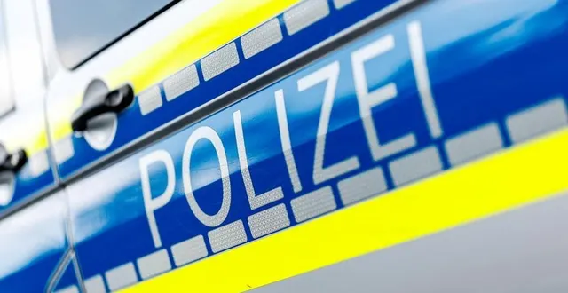 photo  deux jeunes hommes de 23 ans sont morts et un autre a été grièvement blessé après qu’une voiture a percuté deux trottinettes électriques dans la nuit de samedi à dimanche 6 juillet 2025 à francfort-sur-le-main, dans l’ouest de l’allemagne, a indiqué la police allemande.  &copy;  matthias balk / dpa picture-alliance via afp 