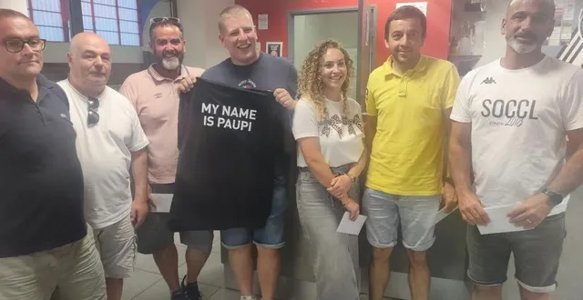 photo  avec françois-xavier morille, président du club (à droite), les dirigeants, arbitres officiels et bénévoles récompensés avec la photographe officielle du club  &copy;  . ouest-france 